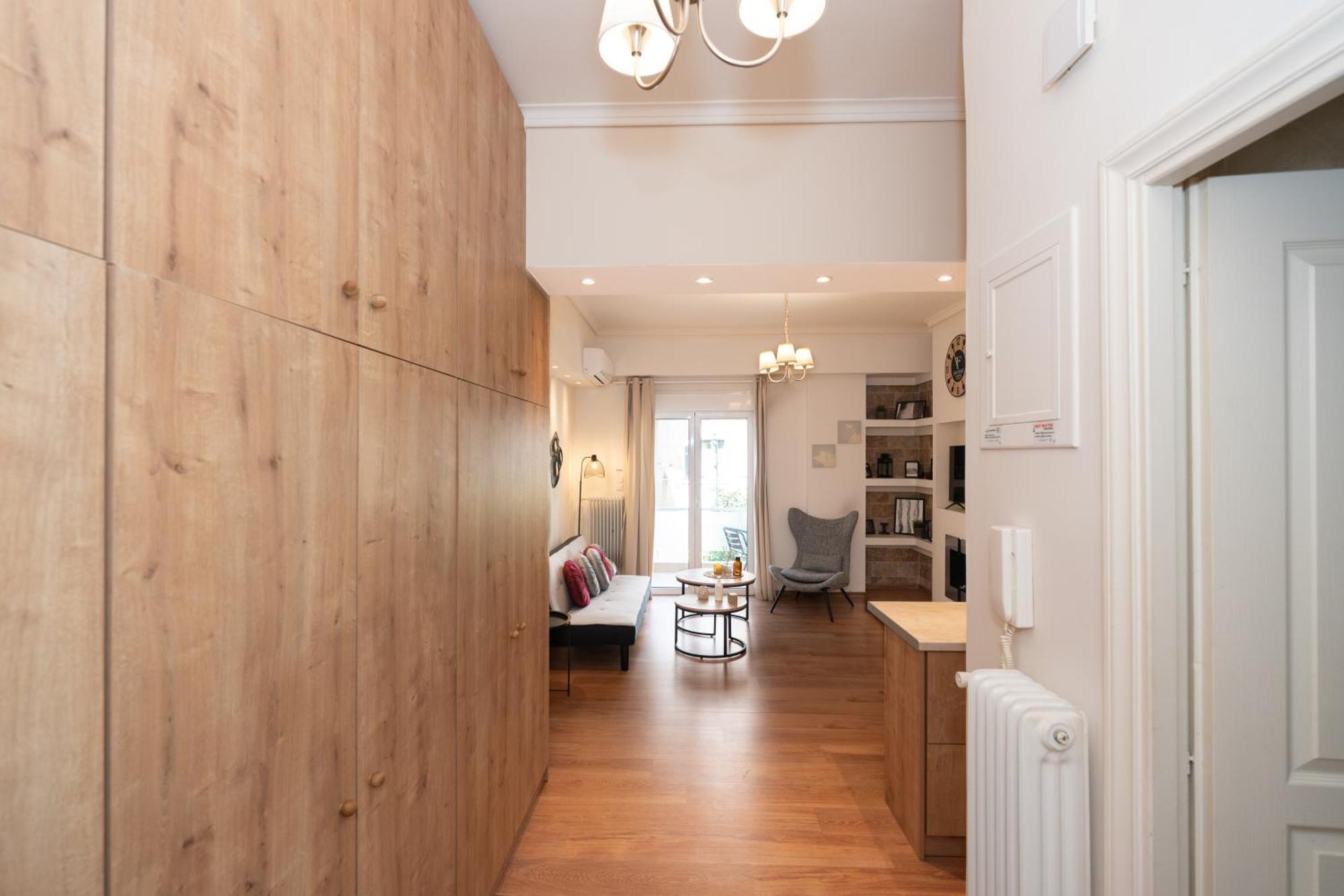 Contemporary Apartment Made Of Wood And Stone. 雅典 外观 照片